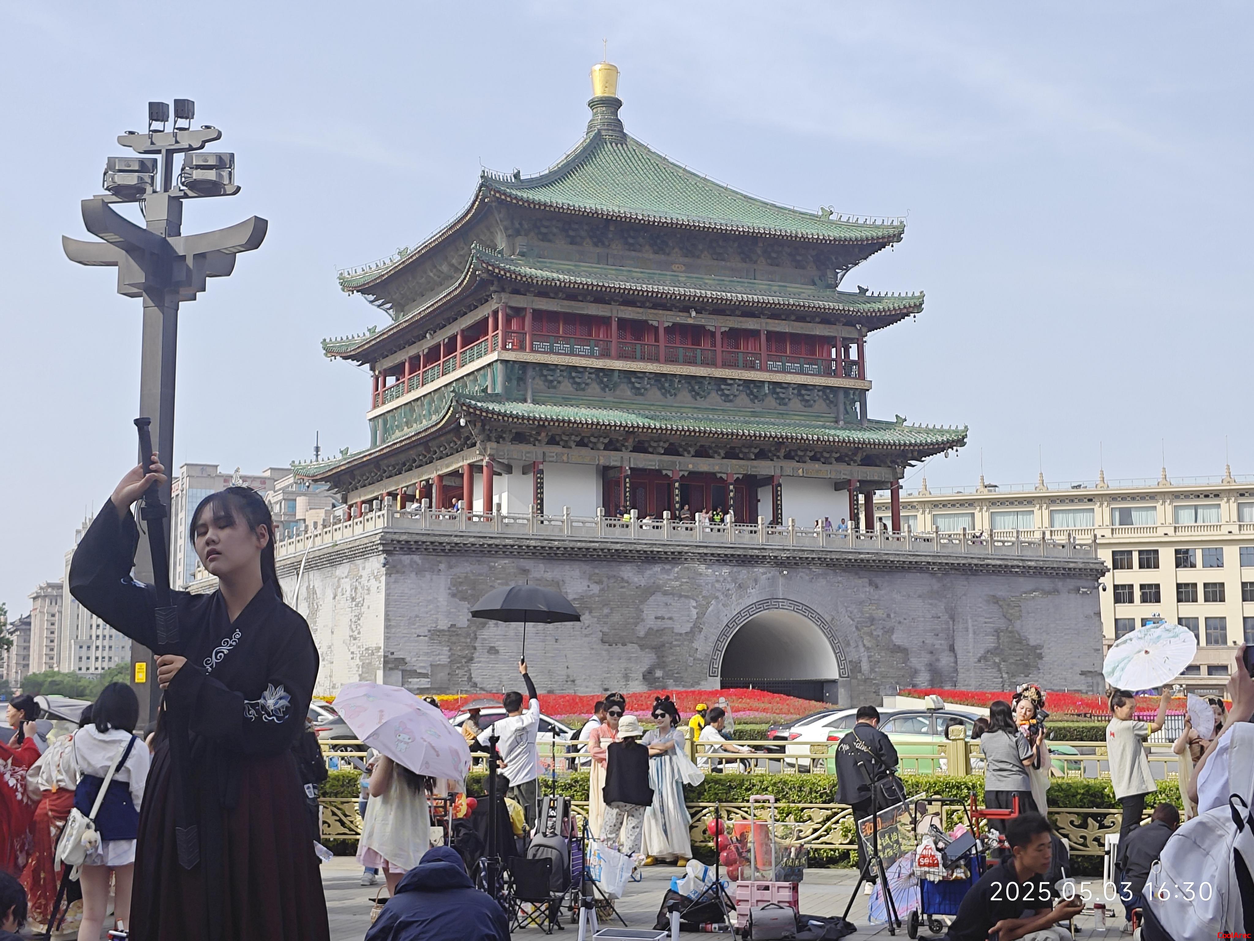 西安城墙，好多穿汉服的人，因为人已经满了没有参观