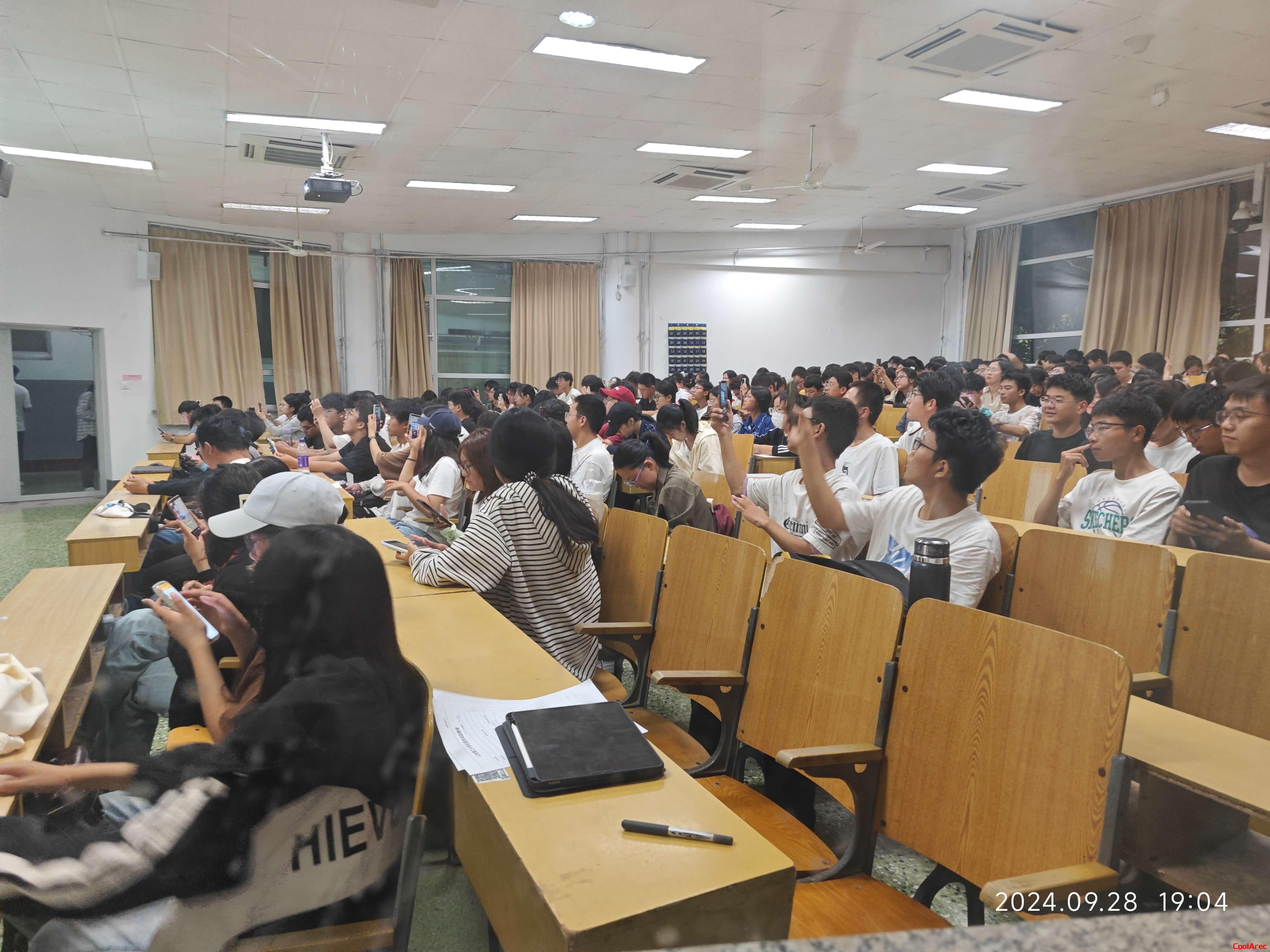 新生前来听ACM宣讲会（实际上大部分已经进行完一轮宣讲了）